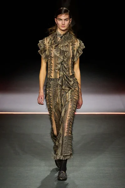Look 32